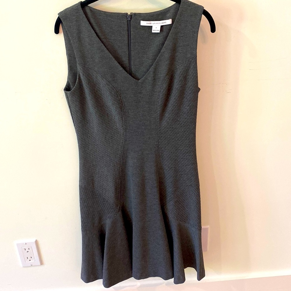 DVF grey fitted stretch jumper beautiful detail fluted skirt long zipper 6 basic